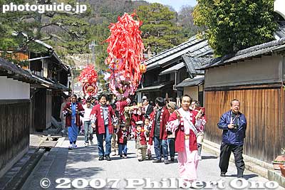 [b]Shinmachi-dori Children's float[/b] passing through Shinmachi, Omi-Hachiman's old merchants quarters. 新町通りこども
Keywords: shiga omi-hachiman sagicho matsuri festival float boar