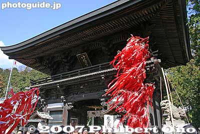 Gate of Himure Hachimangu Shrine which holds the Sagicho Festival. 日牟禮八幡宮
Keywords: shiga omi-hachiman sagicho matsuri festival himure hachimangu shrine