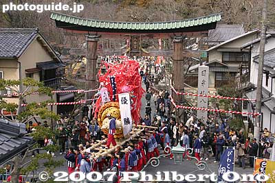 On the second day of the festival, the floats clash with each other. Sagicho floats pass through the torii of Himure Hachimangu Shrine, near Hachiman-bori Canal.
Keywords: shiga omi-hachiman sagicho matsuri festival float boar shigabestmatsuri