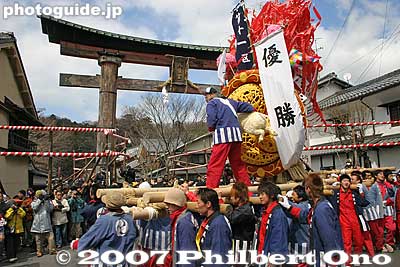 This float won the top prize for float design. The banner reads "Yusho" (Champion). From Dai-juikku district. 第十一区
Keywords: shiga omi-hachiman sagicho matsuri festival torii
