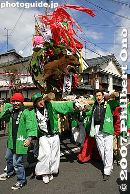 Omi-Hachiman's Sagicho Festival originated in neighboring Azuchi-cho town where Oda Nobunaga had his magnificent castle.
Keywords: shiga omi-hachiman sagicho matsuri festival