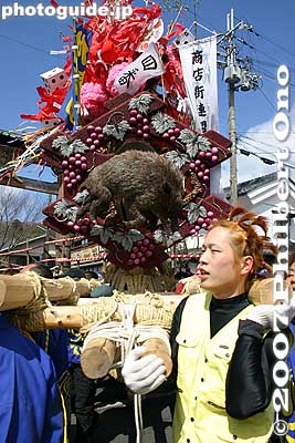 It is said that even Nobunaga joined the festival and danced around in disguise. Hence, you can see people in costume or in disguise.
Keywords: shiga omi-hachiman sagicho matsuri festival