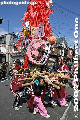 Children's float from Shinmachi-dori
Keywords: shiga omi-hachiman sagicho matsuri festival