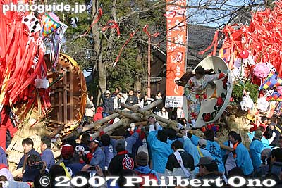 They keep pushing until one of them topples over.
Keywords: shiga omi-hachiman sagicho matsuri festival