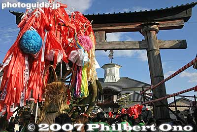 Near 5 pm, the floats start to leave the shrine and head back home.
Keywords: shiga omi-hachiman sagicho matsuri festival torii