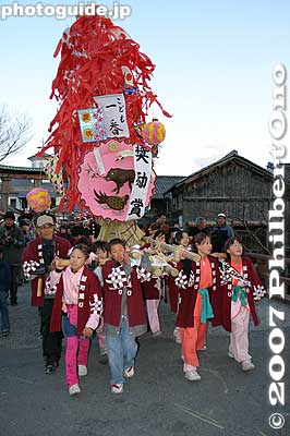 The children's float returns to the shrine.
Keywords: shiga omi-hachiman sagicho matsuri festival