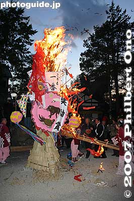 At 6 pm, the Shinmachi-dori children's float is set afire.
Keywords: shiga omi-hachiman sagicho matsuri festival
