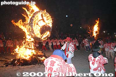 Also see the [url=http://www.youtube.com/watch?v=oPbTAM0zyes]video at YouTube.[/url]
Keywords: shiga omi-hachiman sagicho matsuri festival fire