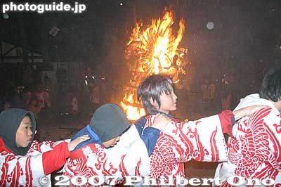 Running around the fire while chanting.
Keywords: shiga omi-hachiman sagicho matsuri festival fire