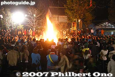 The crowd is drawn to the fire for warmth. It was a cold, windy day.
Keywords: shiga omi-hachiman sagicho matsuri festival fire