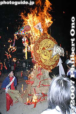 Then a torch touches a few places to set it afire.
Keywords: shiga omi-hachiman sagicho matsuri festival fire