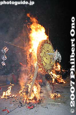 Beware of flying sparks and the wind which can blow the flames toward you. Of course, the fire dept. with fire hoses were on hand just in case.
Keywords: shiga omi-hachiman sagicho matsuri festival fire