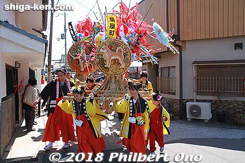 This is one of the three children's floats which are smaller than the normal floats. Uwai-cho float. 魚屋町
Keywords: shiga omi-hachiman sagicho matsuri festival float 2018 dog