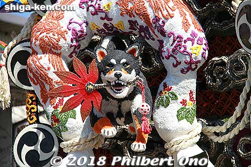 Sanwakai float decoration was very elaborate. 参和会
Keywords: shiga omi-hachiman sagicho matsuri festival float 2018 dog