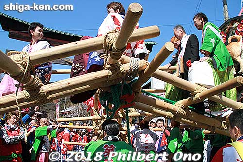 In front of the torii gate, two floats join up.
Keywords: shiga omihachiman sagicho matsuri festival float 2018 dog