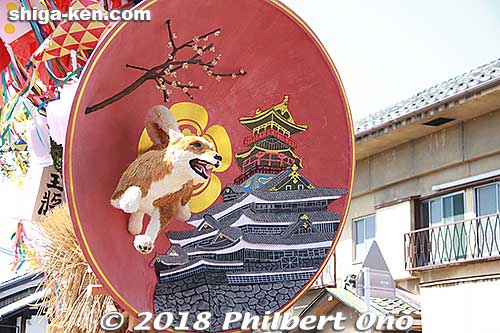 This one has a picture of the famous Azuchi Castle which is in Omi-Hachiman. The castle was built by warlord Oda Nobunaga in the 16th century. This festival originated in Azuchi. Jukku-kai float. 十区会
Keywords: shiga omihachiman sagicho matsuri festival float 2018 dog