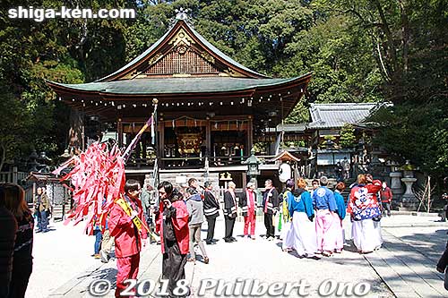 Grounds of Himure Hachimangu Shrine which holds the Sagicho Matsuri. 日牟禮八幡宮
Keywords: shiga omi hachiman sagicho matsuri festival float 2018 dog