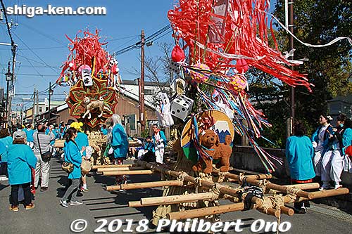 Along the procession route, the floats take a break every once in a while. Shichikukai floats. 紫竹会
Keywords: shiga omi hachiman sagicho matsuri festival float 2018 dog
