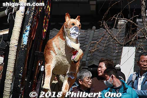 The float battles are prone to damage the float decorations. A few dogs lost their heads or broke their legs in the battles. All those intricate works of art, only to be soon destroyed. But no one really cares.
Keywords: shiga omihachiman sagicho matsuri festival float 2018 dog
