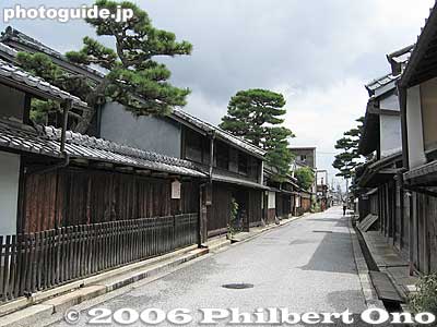 Shinmachi-dori road with traditional Omi merchant homes. This area is also a National Important Traditional Townscape Preservation District (重要伝統的建造物群保存地区). 近江商人の新町通り [url=http://goo.gl/maps/aByW8]MAP[/url]
Keywords: shiga omi-hachiman merchant home omi shonin