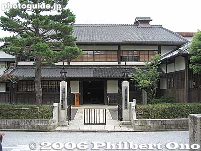 Former Ban family Omi merchant home which also served as a girls school and public library until 1997. Omi-Hachiman, Shiga. 旧伴家住宅
Opened to the public in 2004 as a museum. 伴庄右衛門は江戸時代初期から活躍した八幡商人の一人で、屋号を扇屋といい、主に畳表・蚊帳を商い豪商となった。
Keywords: shiga omi-hachiman merchant home omi shonin japanhouse