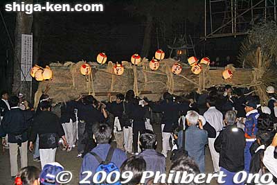 Later, young men carried this huge column made of straw looking like a torch. Are they gonna light this too?? 
Keywords: shiga omi-hachiman shinoda jinja shrine hanabi fireworks festival matsuri 