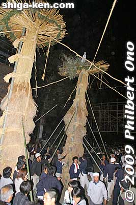 They erected the straw column next to the one that was already standing.
Keywords: shiga omi-hachiman shinoda jinja shrine hanabi fireworks festival matsuri 