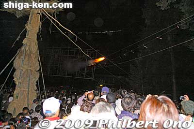 At 9:45 pm, they lit a smaller panel which burst into colorful fireworks to form a picture. They used this small rocket mounted on a wire speeding to the panel. The little thing lit up the panel.
Keywords: shiga omi-hachiman shinoda jinja shrine hanabi fireworks festival matsuri 