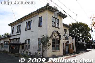 A short walk from Hakuunkan was the first Vories building on the map, the former Hachiman Post Office. 旧八幡郵便局舎
Keywords: shiga omi-hachiman William Merrell Vories architecture 