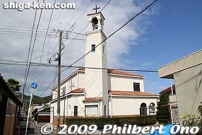 Next to the Andrews Memorial Hall is the Hachiman Church built in 1983. The original church, which was lost in a fire, was designed by William Merrell Vories in 1924. 八幡教会
Keywords: shiga omi-hachiman William Merrell Vories architecture japanbuilding