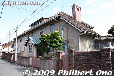 Former Omi Mission Double House designed by William Merrell Vories. Today, two families still live in the house. Not open to the public. 旧近江ミッション・ダブルハウス
Keywords: shiga omi-hachiman William Merrell Vories architecture 