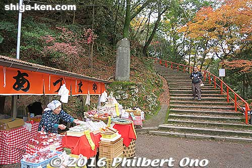 First go up these steps.
Keywords: shiga higashiomi eigenji autumn zen rinzai temple leaves fall foliage