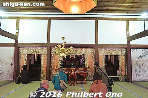 Facing the altar in Eigeonji's main hall. Looks surprisingly modern.
Keywords: shiga higashiomi eigenji autumn zen rinzai temple