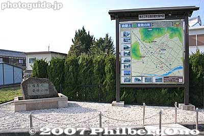 In front of Gokasho Station is a map and stone monument. Gokasho is also a National Important Traditional Townscape Preservation District (重要伝統的建造物群保存地区).
Keywords: shiga higashiomi gokasho omi ohmi shonin merchant