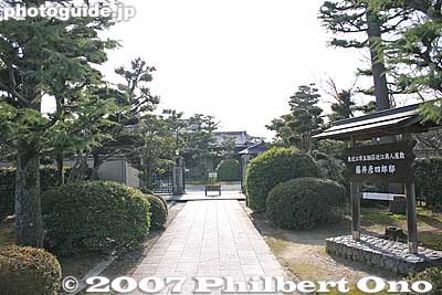 Entrance to the former residence of Omi merchant Fujii Hikoshiro (1876-1956) (藤井 彦四郎邸)
Keywords: shiga higashiomi gokasho omi ohmi shonin merchant home house