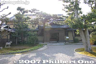 Former residence of Omi merchant Fujii Hikoshiro (1876-1956) (藤井 彦四郎邸). Now a history museum.
Keywords: shiga higashiomi gokasho omi ohmi shonin merchant home house