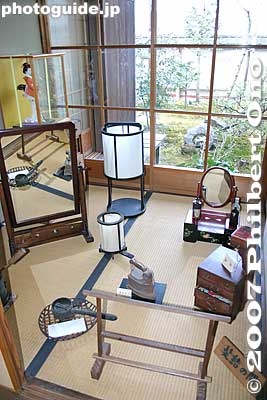 Woman's hairdressing room.
Keywords: shiga higashiomi gokasho omi shonin merchant homes houses Tonomura Shigeru