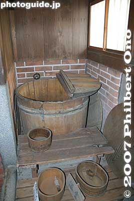 Furo bath wirth wooden barrel (heated by firewood)
Keywords: shiga higashiomi gokasho omi shonin merchant homes houses Tonomura Shigeru