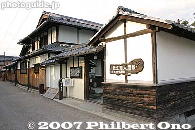 Former home of Omi merchant Tonomura Uhee (1777-1820) (外村 宇兵衛邸).
Keywords: shiga higashiomi gokasho omi shonin merchant homes houses Tonomura Uhee Uhe'e