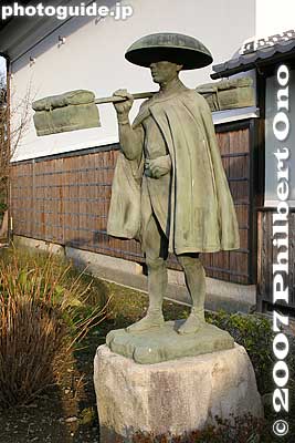 Statue of Omi merchant peddler carrying his trademark "tenbin" pole.
Keywords: shiga higashiomi gokasho omi shonin merchant homes houses japansculpture Tonomura Uhee Uhe'e