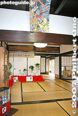 Inside the home of Omi merchant Nakae Jungoro (中江 準五郎邸).
Keywords: shiga higashiomi gokasho omi shonin merchant homes houses Nakae Jungoro