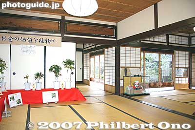 Bonsai
Keywords: shiga higashiomi gokasho omi shonin merchant homes houses Nakae Jungoro