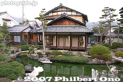 Garden and former home of Omi merchant Nakae Jungoro (中江 準五郎邸).
Keywords: shiga higashiomi gokasho omi shonin merchant homes houses Nakae Jungoro
