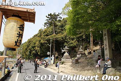 People start to gather near the bottom torii, a point called Sakashita (Slope Bottom). 坂下
Keywords: shiga higashiomi ibanosakakudashi matsuri festival mikoshi portable shrine 