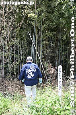 The sign says "Arigato gozaimasu" (Thank you). I guess the bamboo was hungry for a giant kite.
Keywords: shiga higashiomi yokaichi odako matsuri giant kite festival bamboo strings