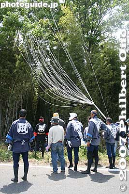 Members of the giant kite preservation society look on as the disappointing and heartbreaking situation is assessed.
Keywords: shiga higashiomi yokaichi odako matsuri giant kite festival bamboo strings