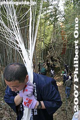 How he wished that he could just pull the strings to drag the kite out.
Keywords: shiga higashiomi yokaichi odako matsuri giant kite festival bamboo strings