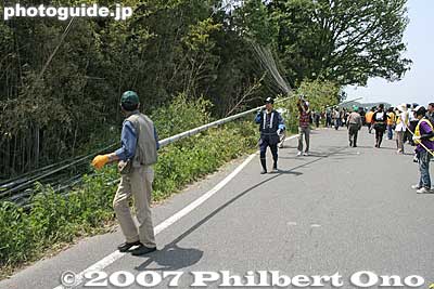 Carrying out bamboo. Many people left the festival after the kite crash.
Keywords: shiga higashiomi yokaichi odako matsuri giant kite festival bamboo