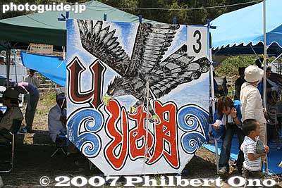 Medium-size kites entered in a kite-flying contest.
Keywords: shiga higashiomi yokaichi odako matsuri giant kite festival