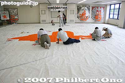 [b]July 16, 2007:[/b] Initial sketching and vermilion painting. A sketch of the design was made with a charcoal pencil. 下絵・墨
Keywords: shiga higashiomi giant kite festival making odako matsuri